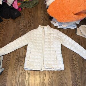 women’s north face cream colored light puffer